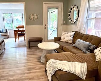 Lake view cottage on Delavan - Delavan - Huiskamer