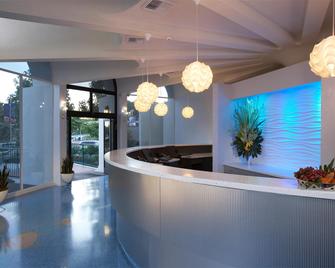 Howard Johnson by Wyndham Anaheim Hotel & Water Playground - אנהיים - דלפק קבלה