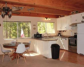 Sequoia Forest Cabin—Lake & River—Ski, Raft, Hike, Bike and More - Wofford Heights - Кухня