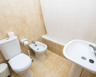 Pensión Alcalá - Alcalá - Bathroom
