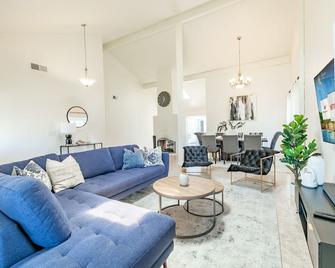 Modern Beach Retreat- King Beds - Huntington Beach - Salon