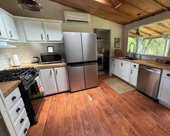 Rustic Riverfront Cabin - Oakdale - Cocina