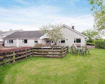 Generously sized bungalow next to a working farm with its own hot tub and sunny conservatory. - Wigton - Gebouw