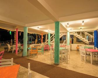 International Beach Hotel & Restaurant - Хіккадува - Ресторан