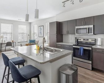 Landing | Beautiful 1bd, Courtyard, Yoga Studio - Haltom City - Kitchen