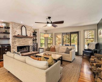 Riverfront Cabin w/ Hot Tub & Outdoor Movie Screen. Quiet Retreat In The Woods! - Douglasville - Living room