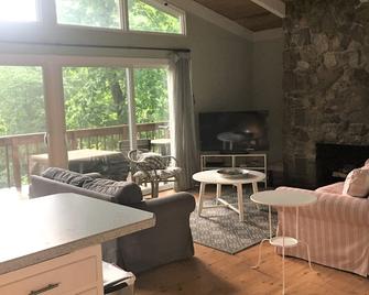 Large Family Cabin in the Shenandoah Valley - Book Today - Dog Friendly!! - Basye - Living room