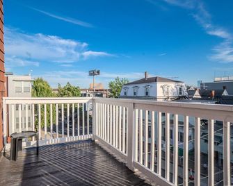 Luxe 4bdr2ba Near Boston- T-Station & Encore Casino - Somerville - Balcón