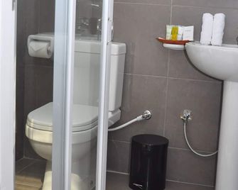Comfort@15 Hotel Colombo - קולומבו - חדר רחצה