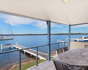 Absolute water front with private jetty!! Sunshine Cottage on Lake Macquarie - Wangi Wangi - Balcón
