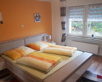 Haus-Panoramablick - Sundern - Schlafzimmer