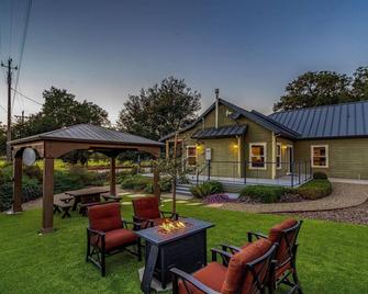 Santini Farmhouse -- Beautiful Italian style Villa, Hot Tub, Vineyard Views - Geyserville - Patio