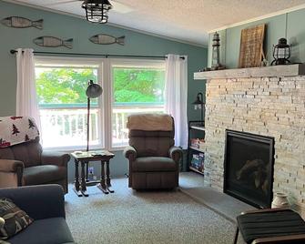 Serene cottage with all you need to relax on charming Bishop Lake - 크렌던 - 거실