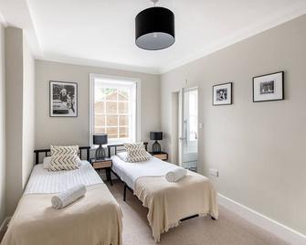 Cotswold Spa House - Country house retreat with indoor swimming pool and hot tub, ideal for large groups - Badminton - Schlafzimmer