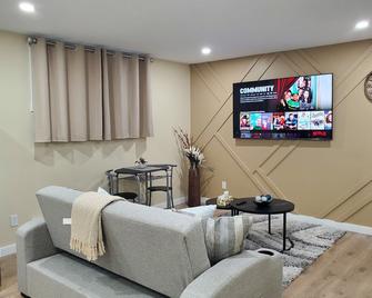 Paradise in the Meadows - Saskatoon - Living room