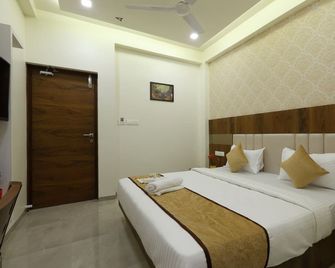 Hotel Alka Inn - Ahmedabad - Bedroom