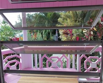 Pinkshack Studio Cottage In Jungle Themed Patio Garden - Saint John's - Balkon