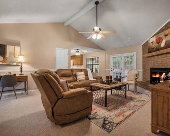 Cozy Cove-Cute 3BR in Town - Van Buren - Living room