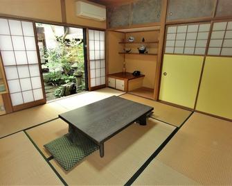 Shirokuma Inn - Toyama - Essbereich