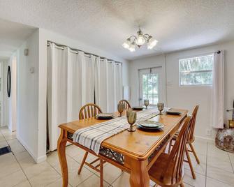 Dog-Friendly Crescent City Home with Playground - Crescent City - Dining room