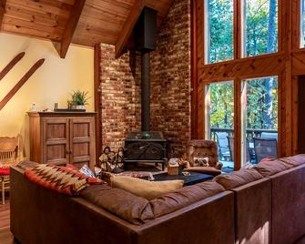 Evergreen Dorrington Chalet - Family Fun & Game Rm - Arnold - Sala de estar