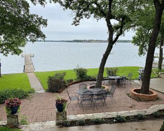 Cozy Lakefront Cottage on Eagle Mountain Lake - Azle - Patio