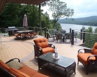 Magnificent Riverfront Home, Completely Private. Book 7 Nights Get 10% Off! - Middle Haddam - Balkon