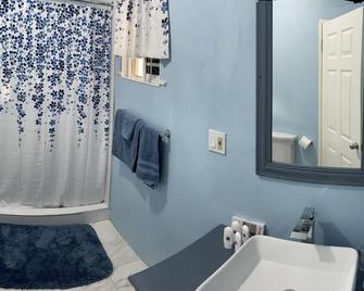 Clean Cosy unit in May Pen. Lots of natural lighting and cool breeze awaits you! - May Pen
