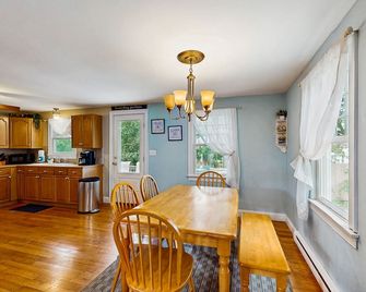 Cute & cozy cottage with a patio & gas grill in the heart of Martha's Vineyard - Oak Bluffs - Comedor