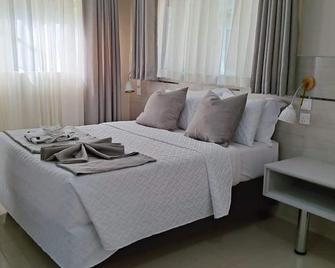 Modernly Furnished Standard Room With Queen bed - 2220 - Kadoma - Habitación