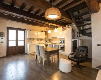 Luxury guesthouse, nestled in the Italian countryside, Umbria, Italy - Montone - Dining room