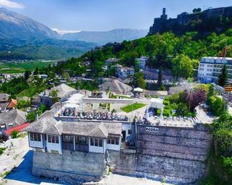 Hotel Kodra - Gjirokastra - Außenansicht