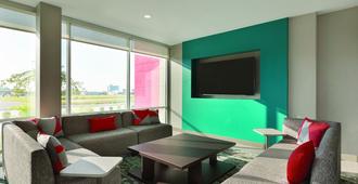 Avid Hotel Oklahoma City Airport - Oklahoma City - Living room