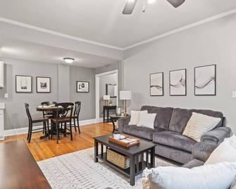 2 bdrm/2 ba in historic downtown Raleigh! - Raleigh - Wohnzimmer