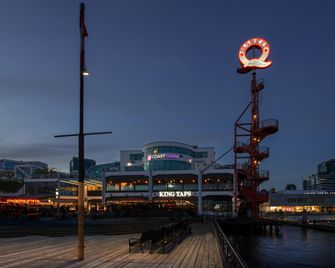 Coast Lonsdale Quay Hotel - North Vancouver - Building