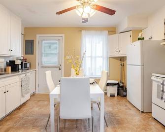 Modern 3-bedroom apartment with spa & jacuzzi, free parking & beautiful view - Saint-Jean-sur-Richelieu - Cocina