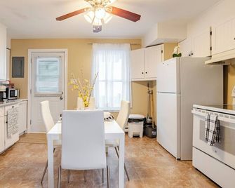 Modern 3-bedroom apartment with spa & jacuzzi, free parking & beautiful view - Saint-Jean-sur-Richelieu - Cocina
