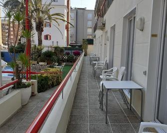 Apartaments Mar Blau Calella - Calella - Balcony