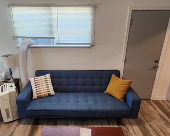 New ! Lovely Studio w/ patio, Parking on premises - Escondido - Sala de estar