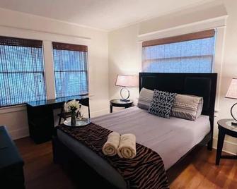 Family Fun/Comfortable Getaway/Business Executive - Riverside - Bedroom