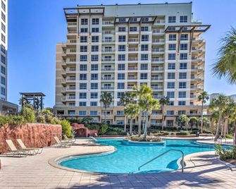 Destin Resort Studio with Pool - Walk to Beach! - Destin