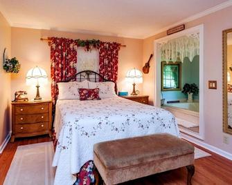 Adorable Cottage! Everything! Wifi, Kitchen, Jacuzzi, No Cleaning Fee!!! - Mount Juliet - Bedroom