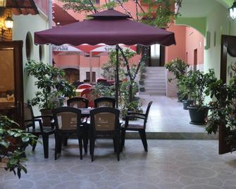 Marani Hotel - Batum - Patio