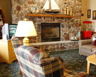AmericInn by Wyndham Sturgeon Bay - Sturgeon Bay - Лоббі