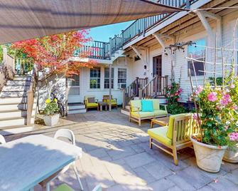West End perfect location , Steps to Town & Beach, outside shower, parking , - Provincetown - Patio
