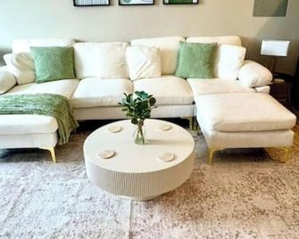 Chic Serenity Loft / Fast Wi-Fi Walkable - Cleveland - Ruang tamu
