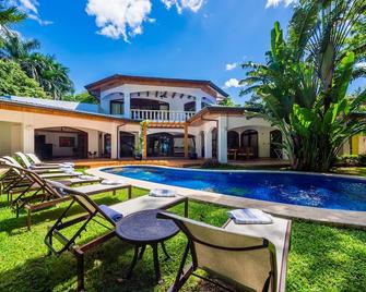 Enjoy The Largest Luxury Beachfront Villa In The Heart Of Tamarindo Bay! - Tamarindo - Piscina
