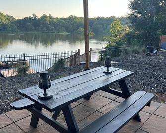 Cozy lake front house with dock on Lake Tillery - Albemarle - Binnenhof