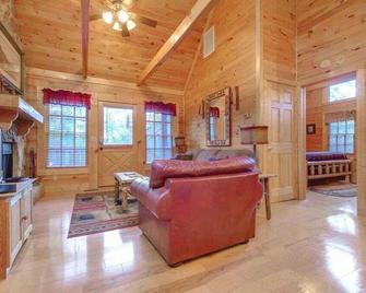 Pet-Friendly Cabin In The Hills! Hot Tub + Wifi - Pigeon Forge - Living room