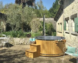Chez Lussaud - 2 Boutique Gites with private hot tubs & a shared pool - Brossac